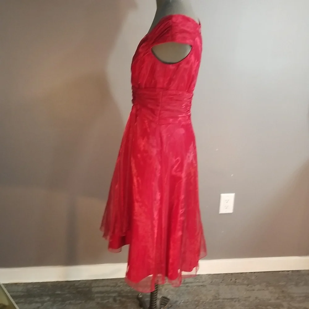 Organza Shimmering red dress approximate size 6 - Picture 5 of 17